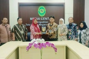 Dosen Pembimbing FH Uniku berfoto bersama usai memberikan cindera mata.